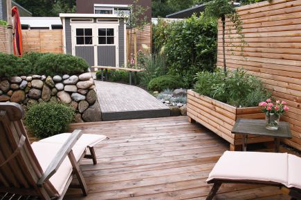 Projekt Familiengarten Blick von der Terrasse zum Gartenhaus