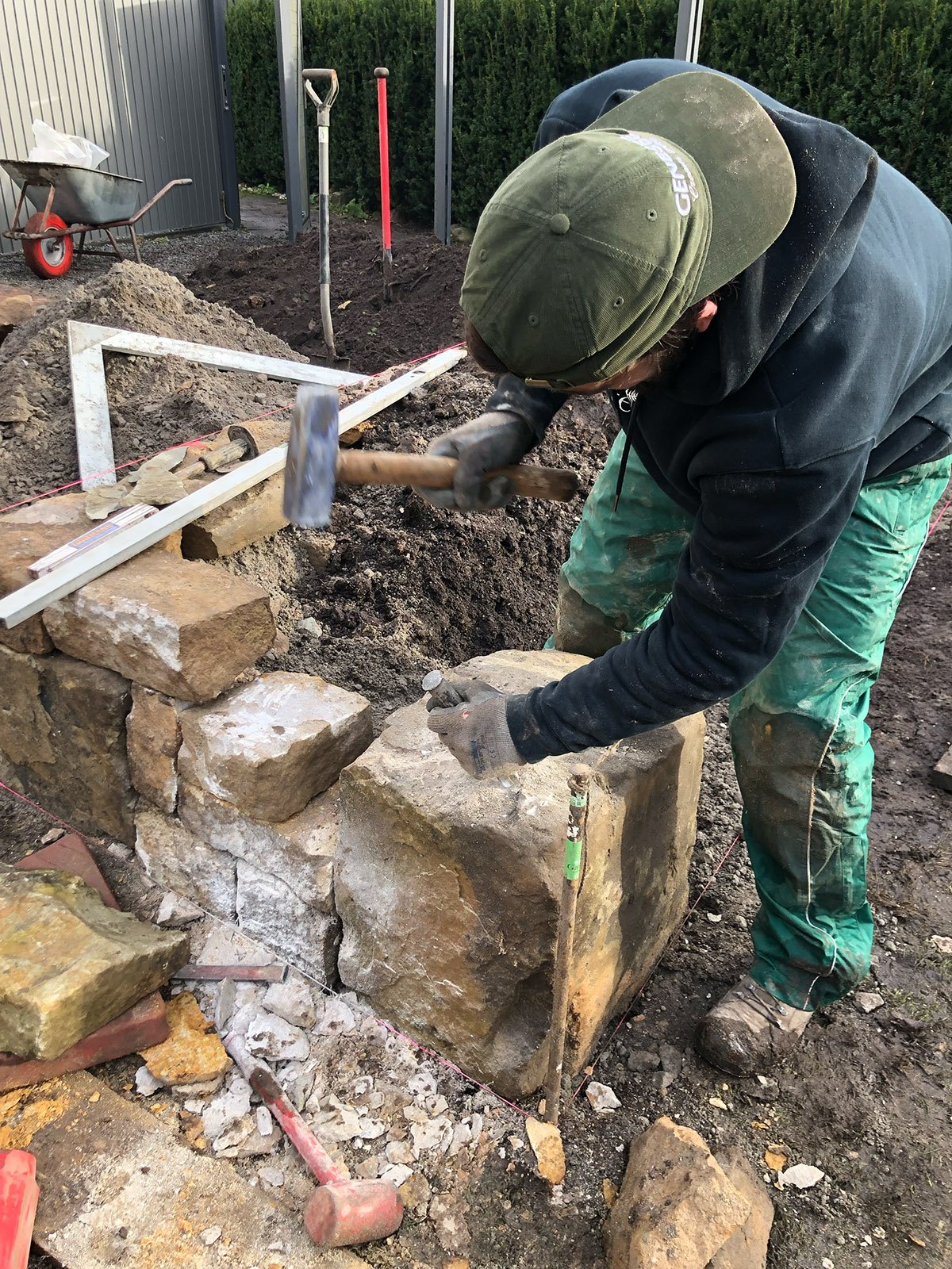 Steinbearbeitung auf der Baustelle